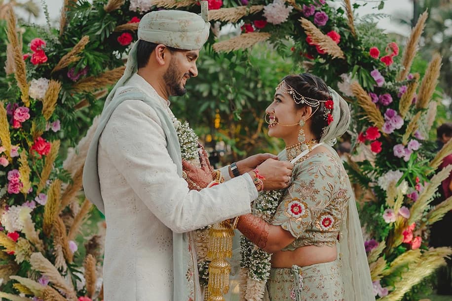 Bride and groom exchanging garlands at a Gujarati wedding — live music by Crystal Beats Music Academy, wedding band leader and musician serving Nadiad, Anand, Vadodara, Surat and Ahmedabad