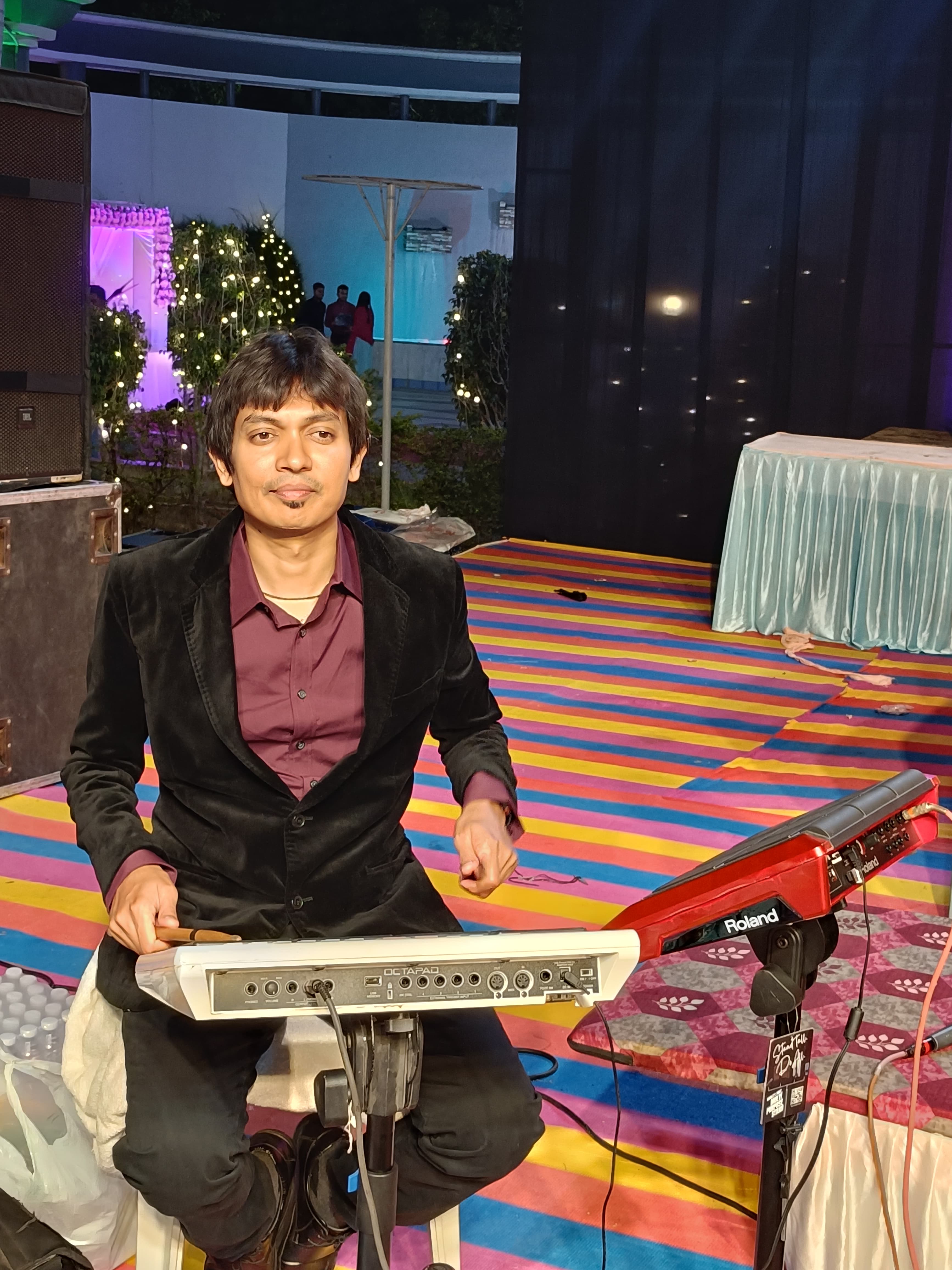 Mrugesh Shukla performing a devotional Bhakti Sangeet set